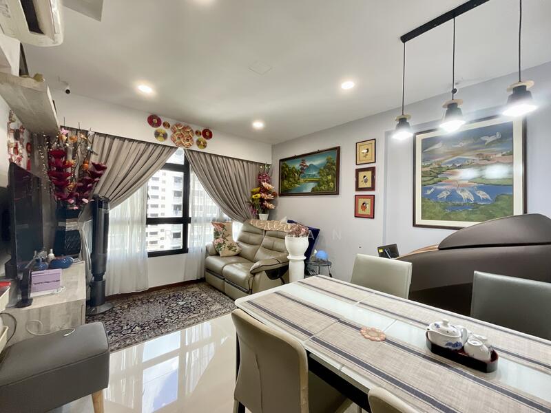 992A Buangkok Link HDB Flat For Sale at S$ 580,000 | PropertyGuru Singapore - Living Room