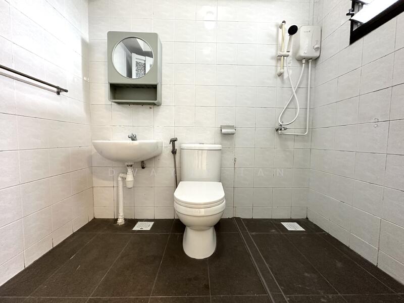 141 Lorong 2 Toa Payoh, 141 Lorong 2 Toa Payoh, Room Rental, 200 sqft, HDB Flat For Rent, by Dwayne Tan, 500053450 - Master Bathroom - PropertyGuru.com.sg