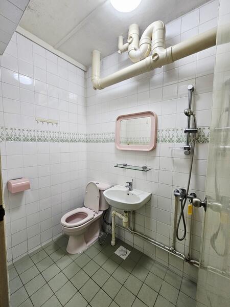 352 Woodlands Avenue 1 HDB Flat For Sale at S$ 720,000 | PropertyGuru Singapore - Bathroom