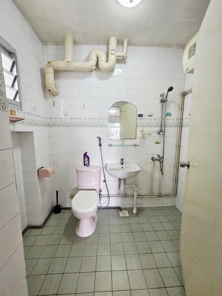 352 Woodlands Avenue 1 HDB Flat For Sale at S$ 720,000 | PropertyGuru Singapore - Bathroom