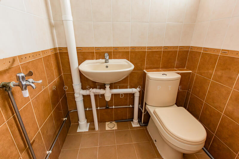 540 Ang Mo Kio Avenue 10 HDB Flat For Sale at S$ 420,000 | PropertyGuru Singapore - Bathroom