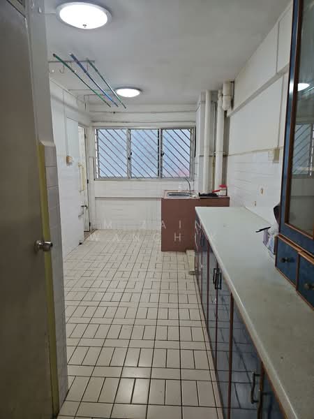 445 Tampines Street 42 HDB Flat For Sale at S$ 428,000 | PropertyGuru Singapore - Kitchen