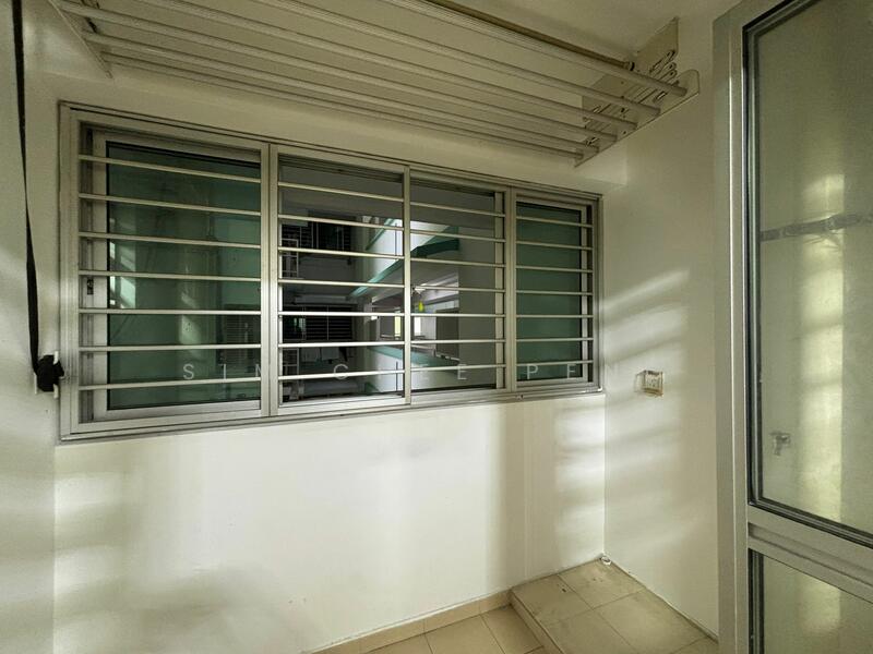 782D Woodlands Crescent HDB Flat For Sale at S$ 568,000 | PropertyGuru Singapore - Service Balcony