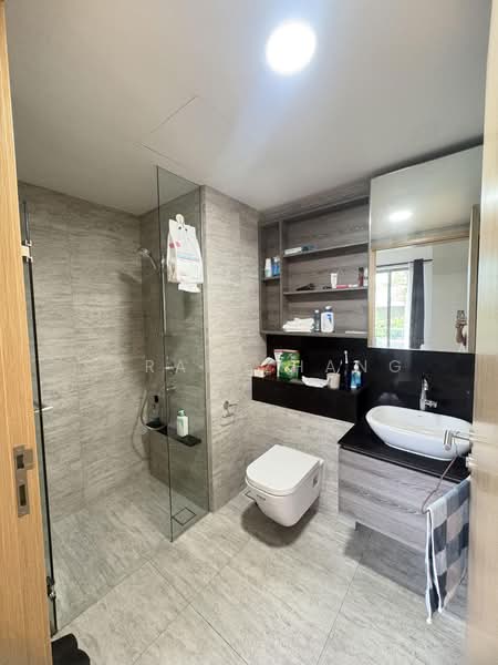 Harbour View Gardens, 221 Pasir Panjang Road, 3 Bedrooms, 980 sqft, Apartment For Sale, by Sarah Zhang, 500053649 - Bathroom - PropertyGuru.com.sg