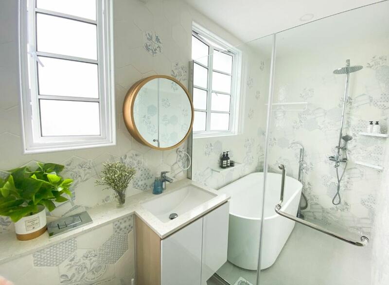 55 Tiong Bahru Road HDB Flat For Sale at S$ 1,100,000 | PropertyGuru Singapore - Bathroom