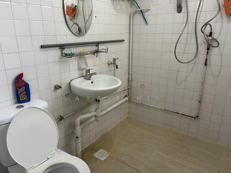 511 Jurong West Street 52 HDB Flat For Sale at S$ 440,000 | PropertyGuru Singapore - Bathroom