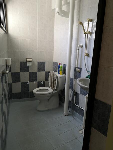 381 Clementi Avenue 5, 381 Clementi Avenue 5, Room Rental, 50 sqft, HDB Flat For Rent, by Jenny Lim, 500053714 - Bathroom - PropertyGuru.com.sg