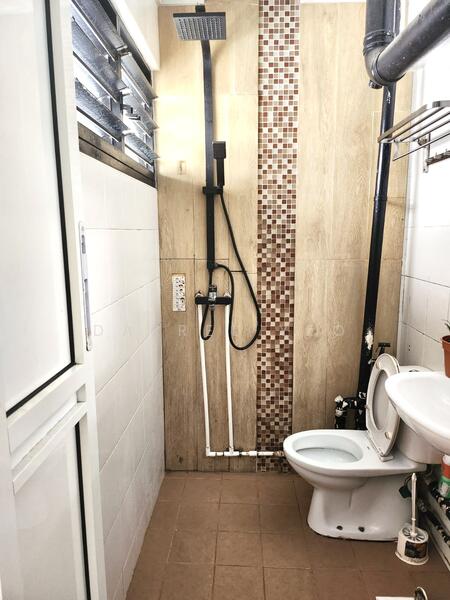 150 Woodlands Street 13, 150 Woodlands Street 13, 3 Bedrooms, 980 sqft, HDB Flat For Rent, by Darrel Yeo, 500053724 - Bathroom - PropertyGuru.com.sg