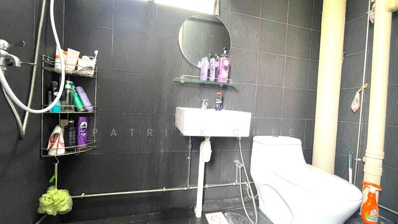 159 Yishun Street 11 HDB Flat For Sale at S$ 658,000 | PropertyGuru Singapore - Bathroom