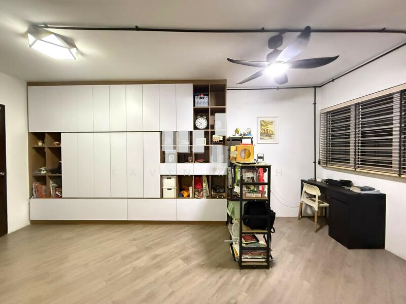 204 Bukit Batok Street 21 HDB Flat For Sale at S$ 620,000 | PropertyGuru Singapore - Living Room