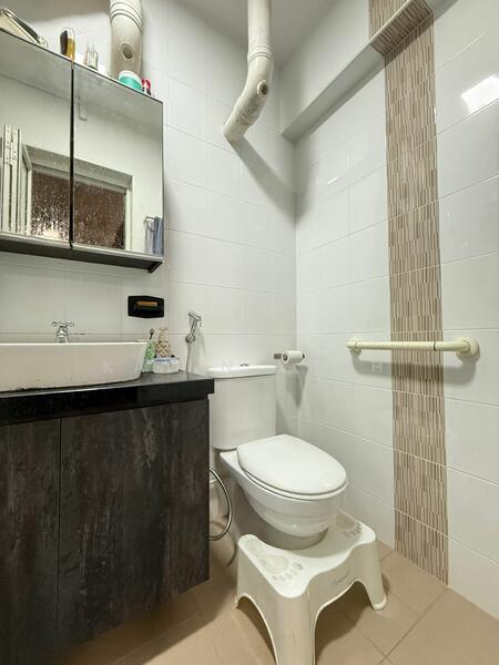 204 Bukit Batok Street 21 HDB Flat For Sale at S$ 620,000 | PropertyGuru Singapore - Bathroom