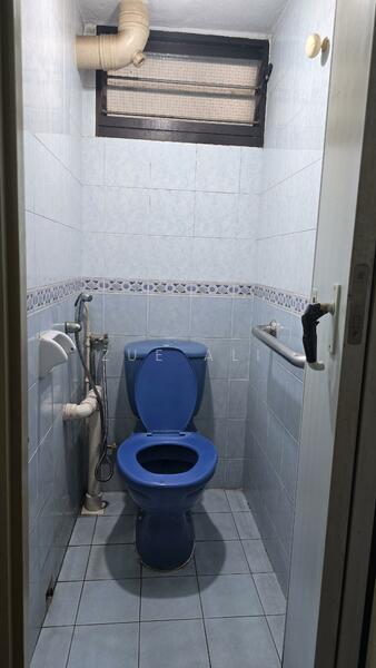 125 Lorong 1 Toa Payoh HDB Flat For Sale at S$ 388,000 | PropertyGuru Singapore - Bathroom