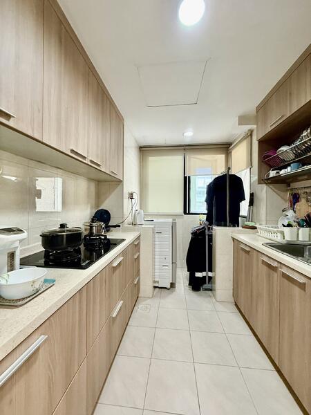 Simei Green Condominium Condominium For Sale at S$ 1,250,000 | PropertyGuru Singapore - Kitchen