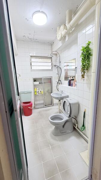 359 Woodlands Avenue 5 HDB Flat For Sale at S$ 899,999 | PropertyGuru Singapore - Common Bathroom