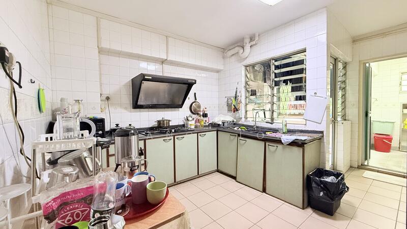 359 Woodlands Avenue 5 HDB Flat For Sale at S$ 899,999 | PropertyGuru Singapore - Kitchen