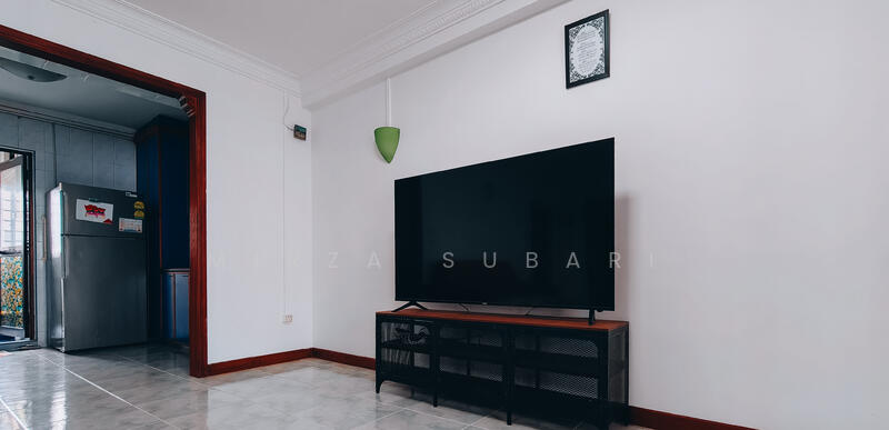 156 Lorong 1 Toa Payoh HDB Flat For Sale at S$ 920,000 | PropertyGuru Singapore - Living Room