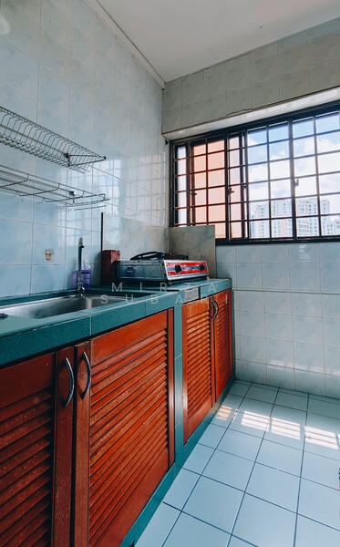 156 Lorong 1 Toa Payoh HDB Flat For Sale at S$ 920,000 | PropertyGuru Singapore - Kitchen