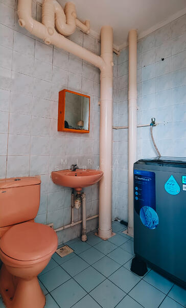 156 Lorong 1 Toa Payoh HDB Flat For Sale at S$ 920,000 | PropertyGuru Singapore - Bathroom