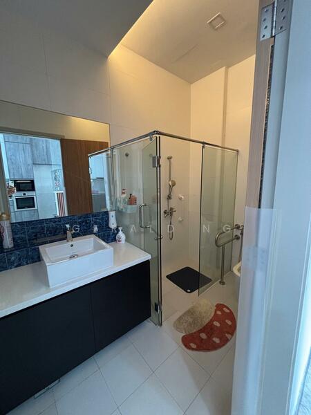 Kingswear Avenue, Kingswear Avenue, 5 Bedrooms, 4,500 sqft, Semi-Detached House For Rent, by Gerald Ng, 500054040 - Bathroom - PropertyGuru.com.sg