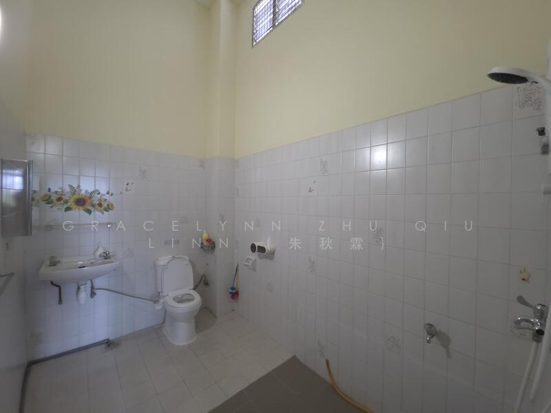 East Coast Road Walk-up Apartment For Sale at S$ 2,100,000 | PropertyGuru Singapore - Bathroom