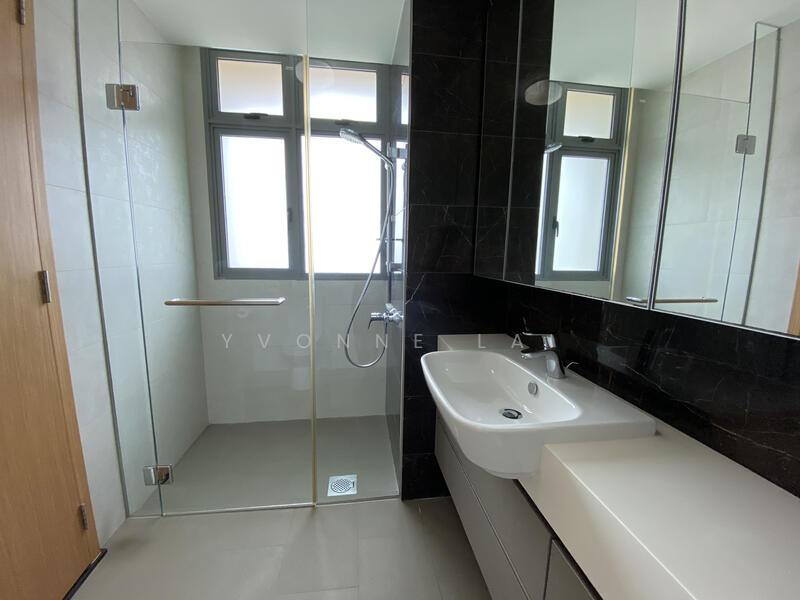The Glades Condominium For Sale at S$ 1,498,000 | PropertyGuru Singapore - Bathroom