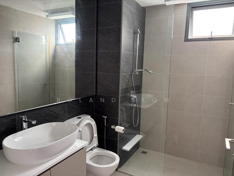 Vue 8 Residence, Pasir Ris Heights, 2 Bedrooms, 797 sqft, Condominium For Rent, by Roland Seow, 500054264 - Spacious Master bedroom toilet - PropertyGuru.com.sg