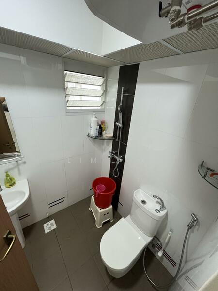 40A Margaret Drive HDB Flat For Sale at S$ 1,400,000 | PropertyGuru Singapore - Bathroom