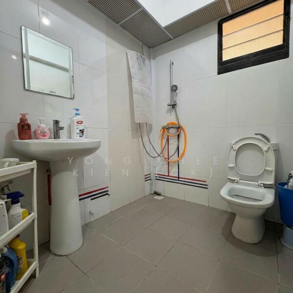 468B Bukit Batok West Avenue 9 HDB Flat For Sale at S$ 438,000 | PropertyGuru Singapore - Bathroom