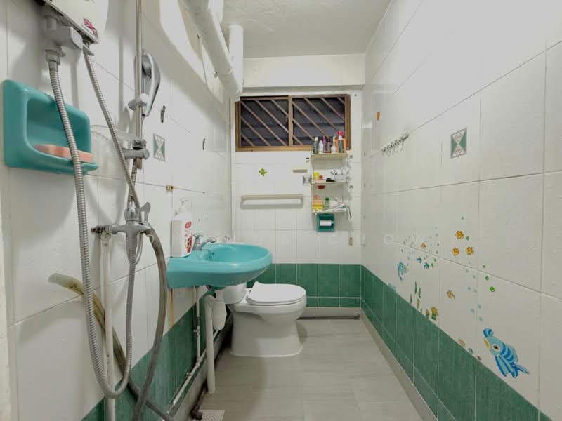 710 Hougang Avenue 2 HDB Flat For Sale at S$ 750,000 | PropertyGuru Singapore - Bathroom