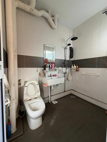 875 Tampines Street 84 HDB Flat For Sale at S$ 498,000 | PropertyGuru Singapore - Bathroom