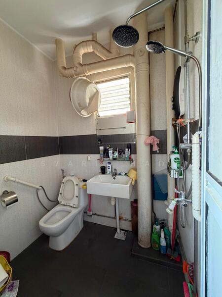 875 Tampines Street 84 HDB Flat For Sale at S$ 498,000 | PropertyGuru Singapore - Bathroom