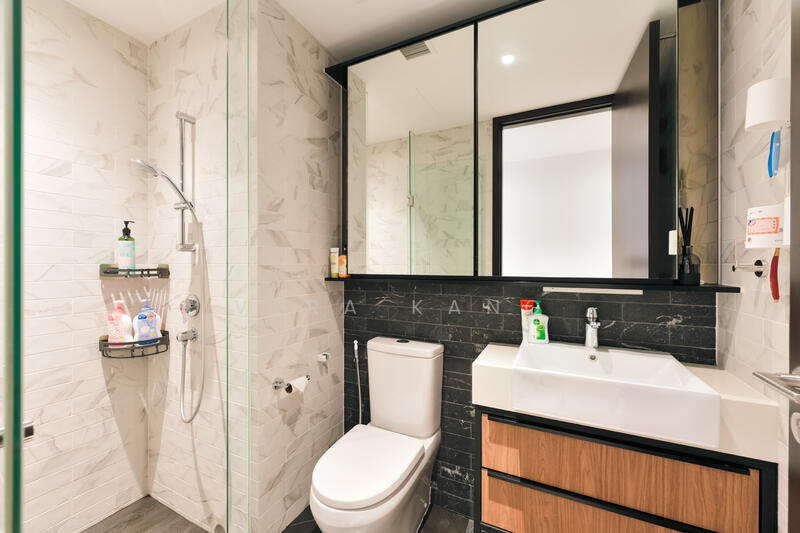 Mayfair Modern Condominium For Sale at S$ 2,650,000 | PropertyGuru Singapore - Bathroom