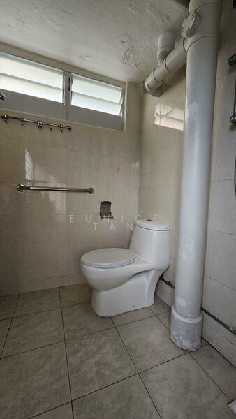 213 Ang Mo Kio Avenue 3 HDB Flat For Sale at S$ 430,000 | PropertyGuru Singapore - Bathroom