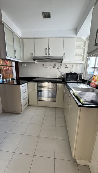 The Warren Apartment For Sale at S$ 1,680,000 | PropertyGuru Singapore - Kitchen