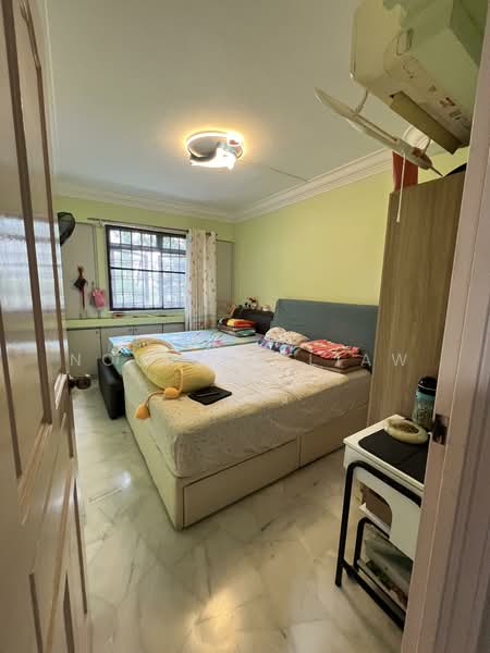 648D Jurong West Street 61 HDB Flat For Sale at S$ 680,000 | PropertyGuru Singapore - Bedroom