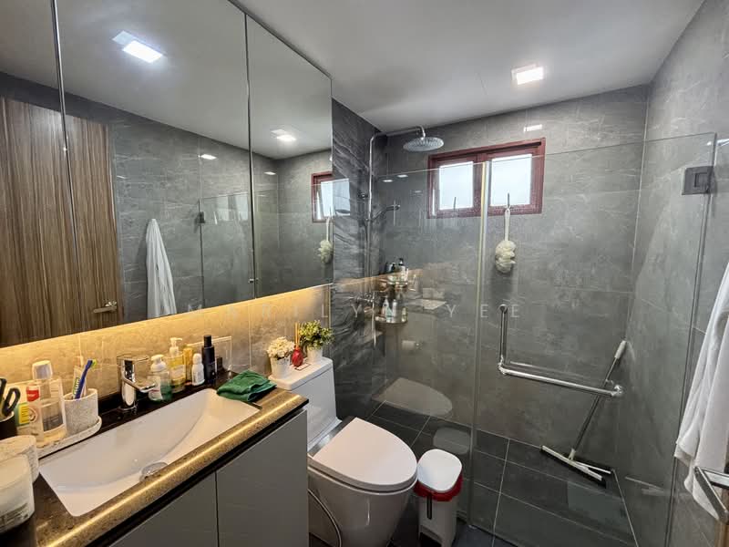 Casafina Condominium For Sale at S$ 1,400,000 | PropertyGuru Singapore - Master bathroom