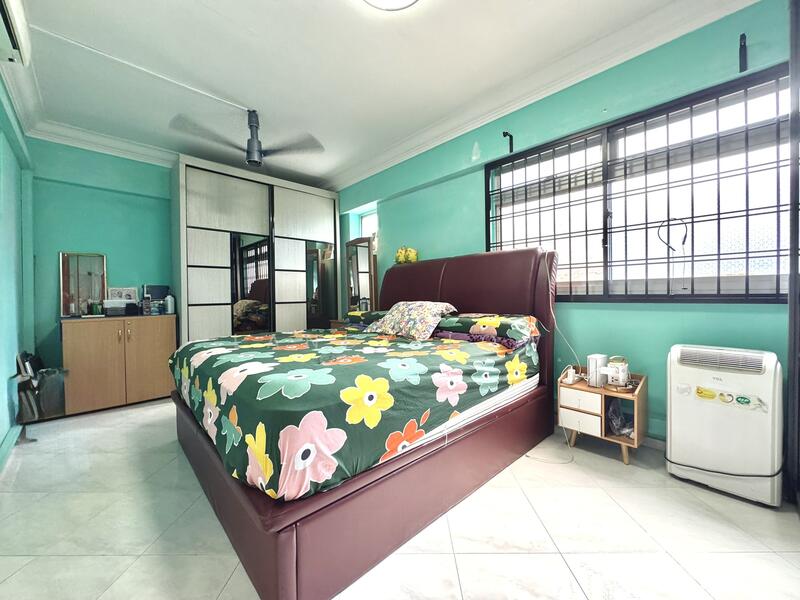 249 Choa Chu Kang Avenue 2 HDB Flat For Sale at S$ 720,000 | PropertyGuru Singapore - Master Bedroom