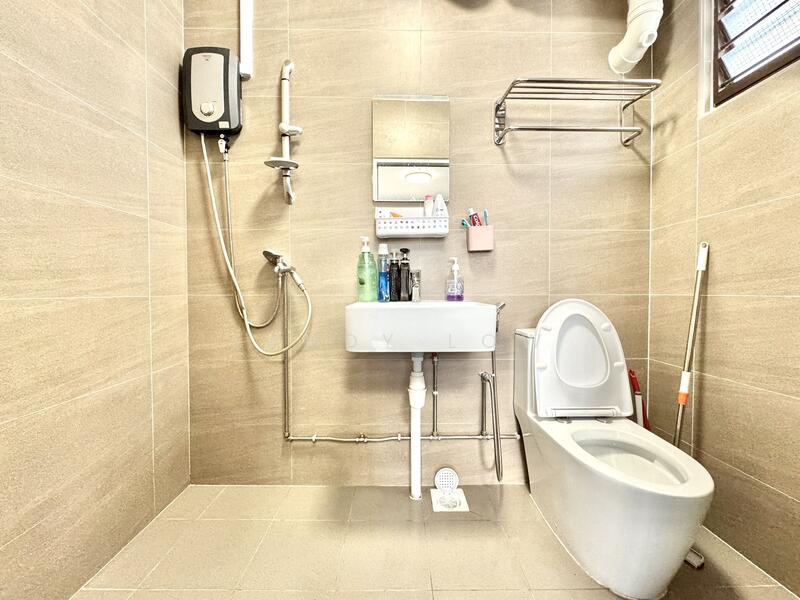 249 Choa Chu Kang Avenue 2 HDB Flat For Sale at S$ 720,000 | PropertyGuru Singapore - Bathroom