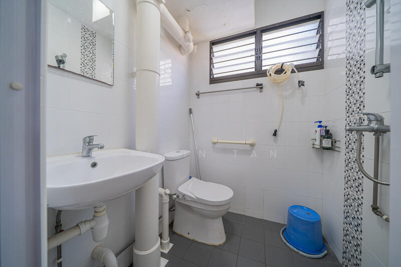 503 Ang Mo Kio Avenue 5 HDB Flat For Sale at S$ 450,000 | PropertyGuru Singapore - Bathroom
