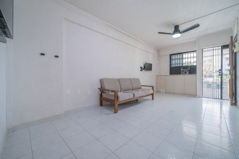 503 Ang Mo Kio Avenue 5 HDB Flat For Sale at S$ 450,000 | PropertyGuru Singapore - Living Room