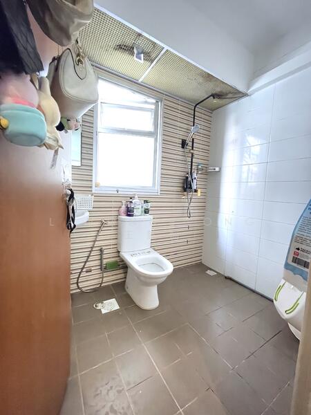442A Bukit Batok West Avenue 8 HDB Flat For Sale at S$ 575,000 | PropertyGuru Singapore - Bathroom
