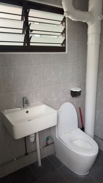 124 Simei Street 1, 124 Simei Street 1, 3 Bedrooms, 904 sqft, HDB Flat For Rent, by Arthur Thiam, 500054641 - Bathroom - PropertyGuru.com.sg