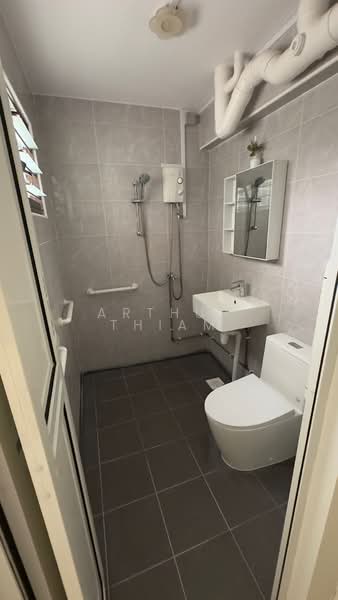 124 Simei Street 1, 124 Simei Street 1, 3 Bedrooms, 904 sqft, HDB Flat For Rent, by Arthur Thiam, 500054641 - Bathroom - PropertyGuru.com.sg