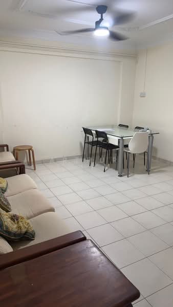 124 Simei Street 1, 124 Simei Street 1, 3 Bedrooms, 904 sqft, HDB Flat For Rent, by Arthur Thiam, 500054641 - Living Room - PropertyGuru.com.sg