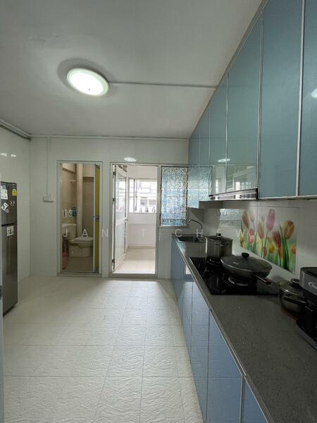743 Woodlands Circle HDB Flat For Sale at S$ 499,996 | PropertyGuru Singapore - Square kitchen 