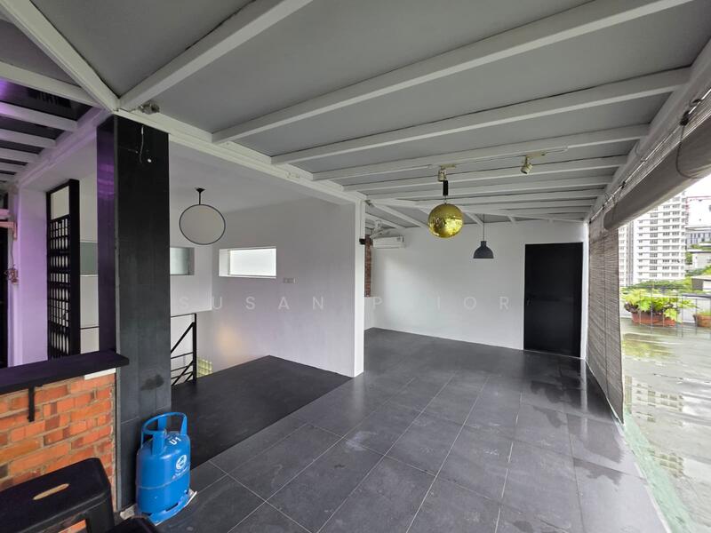 Breezy Old World Charm 3 Bed, Nearby Tiong Bahru Road Walkup Apartment, 3 Bedrooms, 3,200 sqft, Walk-up Apartment For Rent, by Susan Prior, 500054724 - Balcony - PropertyGuru.com.sg