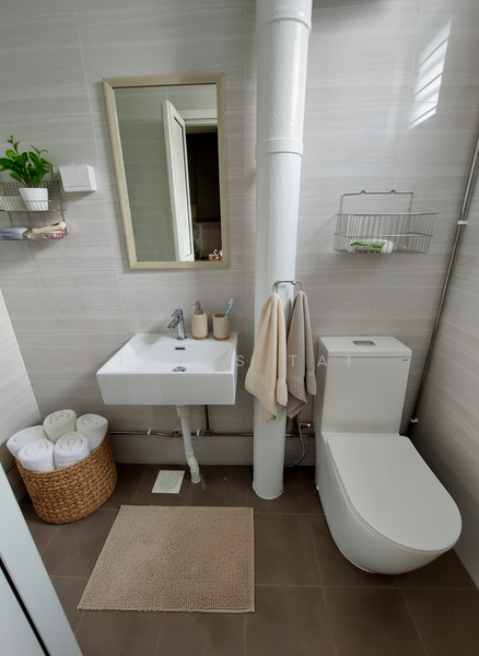 976 Jurong West Street 93 HDB Flat For Sale at S$ 650,000 | PropertyGuru Singapore - Bathroom