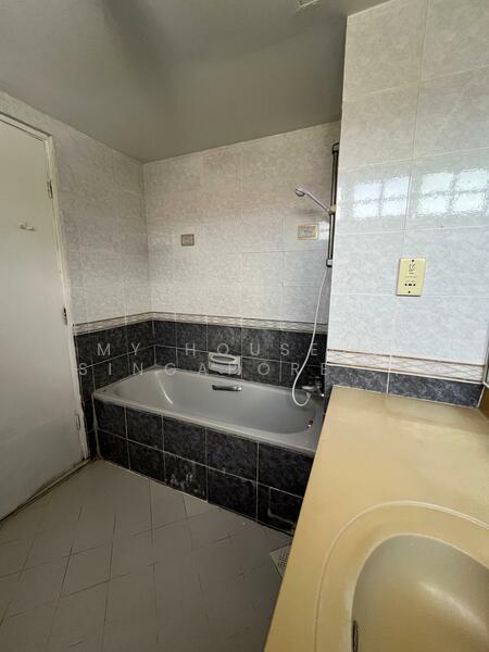 18 yunnan walk 2, , Room Rental, 382 sqft, Terraced House For Rent, by Xiao Dong, 500054781 - Bathroom - PropertyGuru.com.sg
