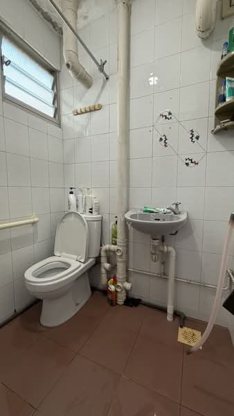 344 Ang Mo Kio Avenue 3 HDB Flat For Sale at S$ 680,000 | PropertyGuru Singapore - Bathroom