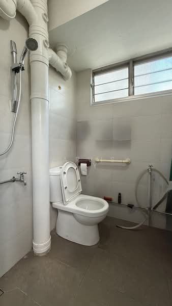 344 Ang Mo Kio Avenue 3 HDB Flat For Sale at S$ 680,000 | PropertyGuru Singapore - Bathroom